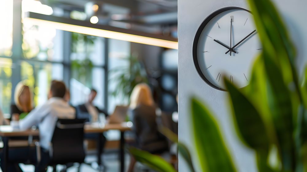 Profissional de RH analisando controle de ponto e jornada de trabalho em relógio de parede moderno, representando gestão eficiente de tempo e conformidade legal na empresa.