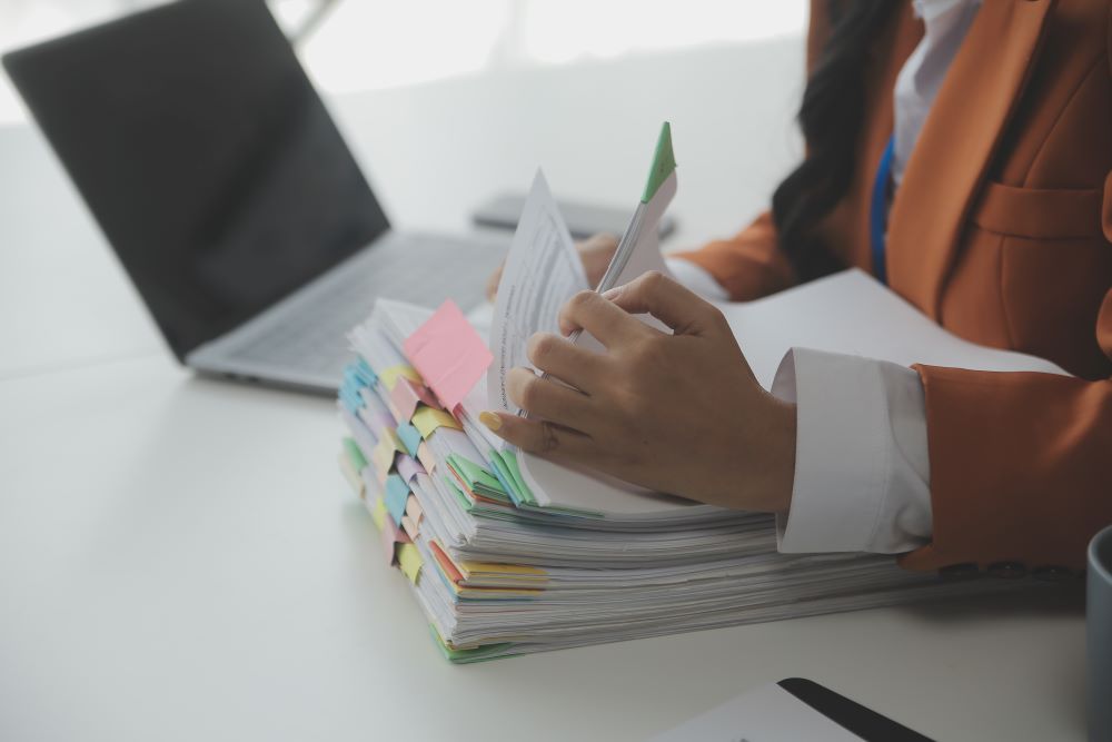Escala 12x36 tem regras específicas na CLT: entenda como funciona a jornada, os intervalos, os reflexos na folha de pagamento e os erros que geram passivo trabalhista.