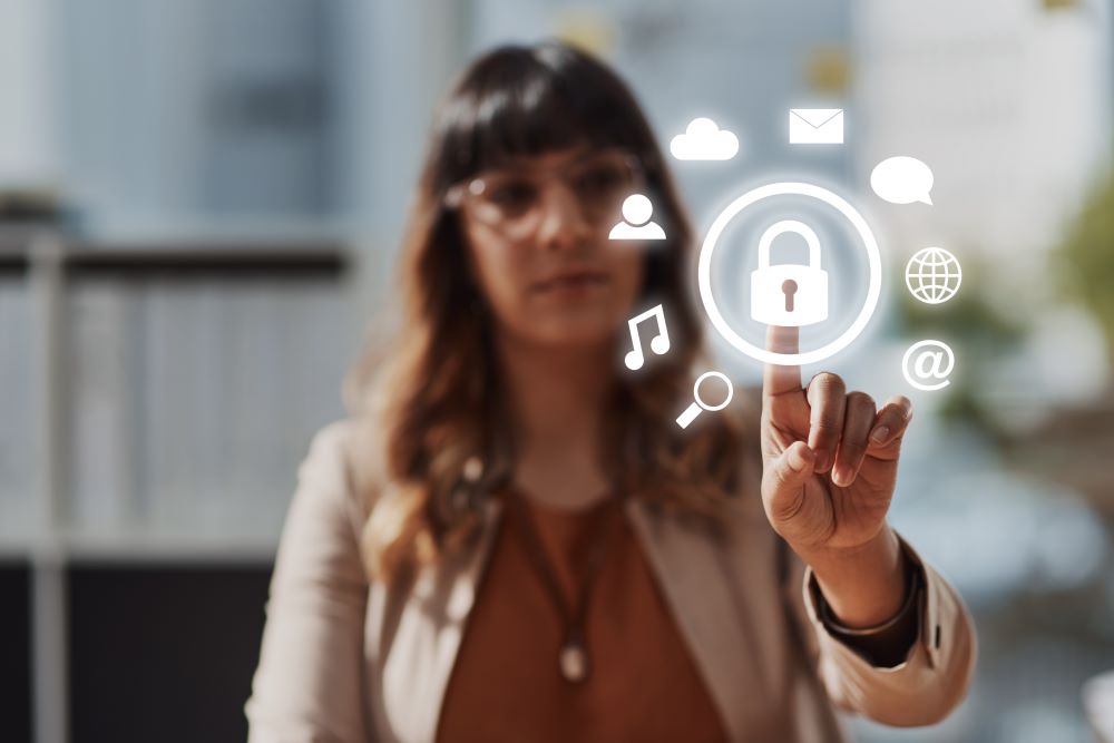 Pessoa interage com interface digital de segurança com ícone de cadeado, representando proteção de dados e aplicação da LGPD na folha de pagamento.